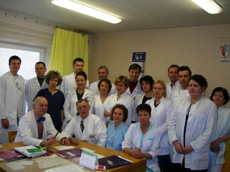 Mūsų garsiausi mikrochirurgai; viduryje – prof. Kęstutis Vitkus ir jo tėvas doc. Mečislovas Vitkus