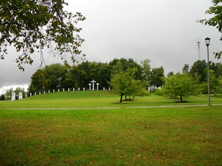 Galima Mindaugo palaidojimo vieta. Dešinėje nuo vartų (nuotrauka žemiau)