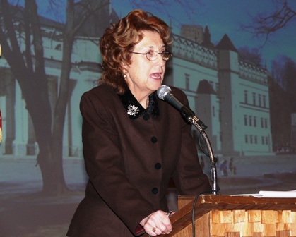 Pasaulio lietuvių bendruomenės valdybos pirmininkė dr. Regina Narušienė simpoziume vadovauja plenariniam posėdžiui 