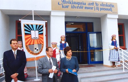 LR Švietimo ir mokslo ministerijos kancleris Dainius Numgaudis, buvęs ilgametis Neringos savivaldybės meras Stasys Mikelis (1953–2006) ir Rūta Žeimienė