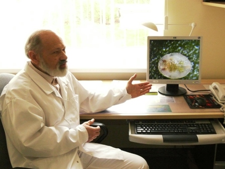 Fitosanitarinių tyrimų laboratorijos vyriausiasis specialistas dr. Henrikas Ostrauskas rodo laboratorijos turimų optikos prietaisų galimybes – galima lengvai morfologiškai identifikuoti vabzdžius ir įvairias jų stadijas