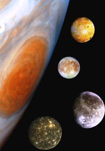 Galilėjus atrado, kad Jupiteris turi 4 palydovus, kurie matomi tik teleskopu. Palydovai rodo, kad visatoje yra daugiau kaip vienas centras, aplink kurį juda dangaus kūnai. Tai atvaizdas, darytas iš įsivaizduojamo praskrendančio zondo
