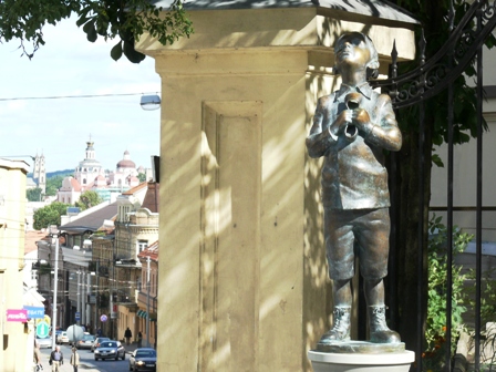 J. Basanavičiaus ir Mindaugo gatvių sankryžą sostinėje papuošė rašytojo, diplomato, Pasipriešinimo kovų prieš nacizmą dalyvio, Vilniuje gimusio Romeno Gari skulptūra, kurią sukūrė skulptorius Romas Kvintas