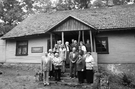 „Botyrynėje“, buvusiame Triobiškių kaime, 2005 m. vykusios konferencijos metu buvo išsakyta  mintis, kad indoeuropeistikai tokia svarbi lietuvių kalba nusipelno įamžinimo