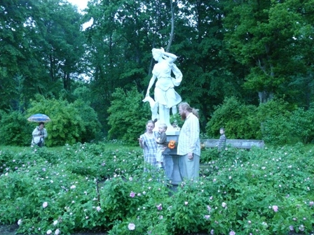 Užutrakio parke, kurio planą sukūrė landšafto architektas Eduardas Fransua Andrė, prie šių metų liepos mėn. atidengtos Dianos skulptūros žydi senovinės rožės „Jacques Cartier“; norint išsaugoti to laikotarpio dvasią, parke sodinamos tik senovinės (sukurtos XIX a.) rožės