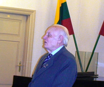 Istorikas, doc. dr. Juozas Parnarauskas skaito pranešimą apie okupacijų žalą Lietuvai