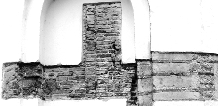 Polocko Šv. Sofijos soboro architektūroje šalia plintų galima rasti ir Vakarams būdingų plytų