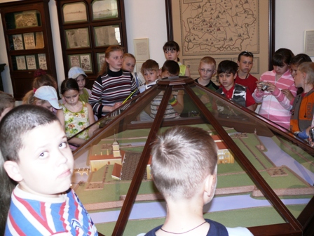 Nesvyžiaus pilies muziejuje mokiniams gidai pasakoja apie šlovingą baltarusių tautos istoriją