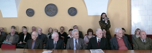Profesorius Juras Požela (antras iš dešinės) su kitais fizikais ir įvairių sričių mokslininkais, pristatant naują „Fizikos terminų žodyno“ leidimą