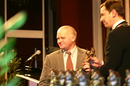 Baigiantis 2006 m. Šv. Kristoforo statulėle už Nuopelnus mokslui apdovanotas prof. habil. dr. Kęstutis Pyragas; apdovanojimą įteikė Vilniaus miesto savivaldybės meras Artūras Zuokas