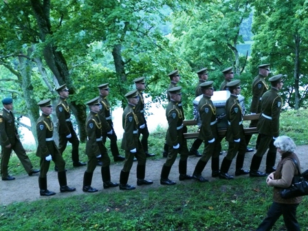 Sarkofagą su Radvilų palaikais į Dubingių piliakalnį neša Ldk Gedimino štabo bataliono Garbės sargybos kuopos kariai