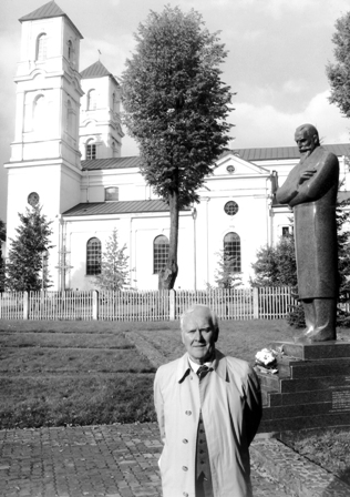 Danielius Sadauskas kompozitoriaus Juozo Naujalio gimtinėje Raudondvaryje 2008 m. 