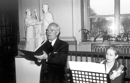 Danielius Sadauskas gieda M. Mažvydo giesmes Lietuvos mokslų akademijos bibliotekoje 
