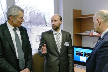 Molekulinės onkologijos laboratorijoje dr. Kęstutis Sužiedėlis (viduryje) Gydytojų vadovų sąjungos prezidentui dr. Stasiui Gentviliui ir kitiems svečiams aiškina molekulinės biologijos technologijų taikymą 