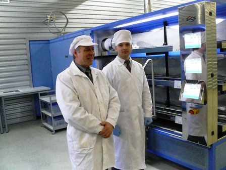 Gamybos vadovas Romanas Gurklys ir Valdemaras Juzumas prie lazerinio markiravimo įrenginio
