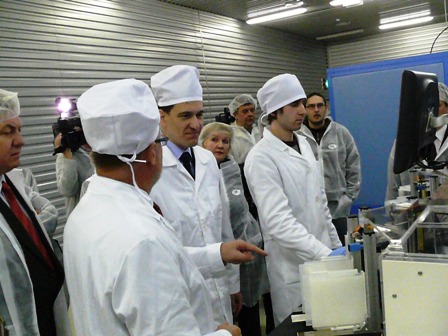 Ūkio ministras D. Kreivys susidomėjęs saulės elementų gamybos technologija