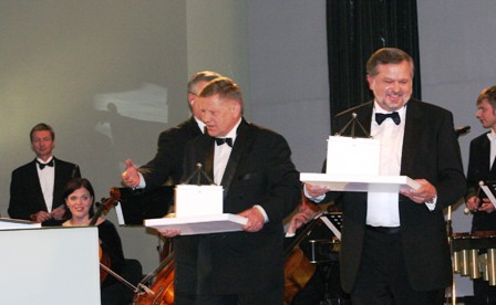 Biotechnologams prof. Arvydui Janulaičiui ir prof. Vladui Algirdui Bumeliui 2006 m. buvo įteikta Nacionalinės pažangos premija