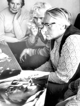 Rašytoja Evė Simonaitytė, dailininkė Evė Labutytė ir rašytojos pagalbininkė Domutė Priekulėje 1977 m. apžiūri būsimos foto parodos eksponatus
