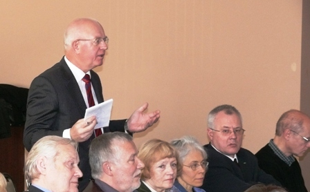 VGTU rektorius prof. Romualdas Ginevičius diskutuoja su simpoziumo pranešėjais