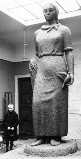 1939 m. Pasaulinėje parodoje Niujorke lankytojus prie Lietuvos paviljono pasitiko Juozo Mikėno skulptūra „Lietuva“.