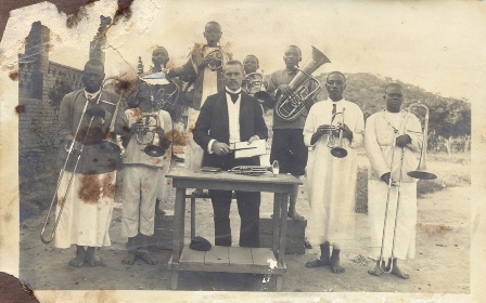Afrikoje uždarbiaujantis stalius Maksas Skvirblis iš Priekulės – čiabuvių orkestro steigėjas ir vadovas