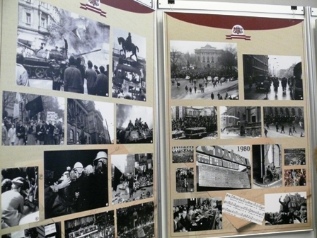 Latvijos Liaudies fronto muziejaus istorinių įvykių dokumentinės parodos „Dainuojanti revoliucija. Nuo Atgimimo iki Europos Sąjungos“ stenduose įamžinta Europos tautų kova dėl nepriklausomybės