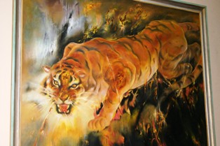 Instituto fojė eksponuojamas dailininkės Sofijos Veiverytės „Tigras“ – Puslaidininkių fizikos instituto simbolis. Ar Tigro metai atneš institutui sėkmę?