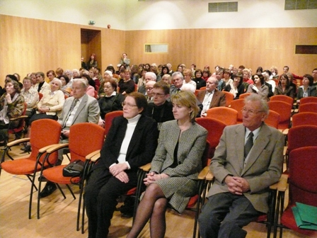 Renginio akimirka; pirmoje eilėje knygos „Gyvenimo vingiais: atsiminimai“ sudarytojai Jūratė Jakimavičienė (kairėje) ir Algimantas Jakimavičius (dešinėje)