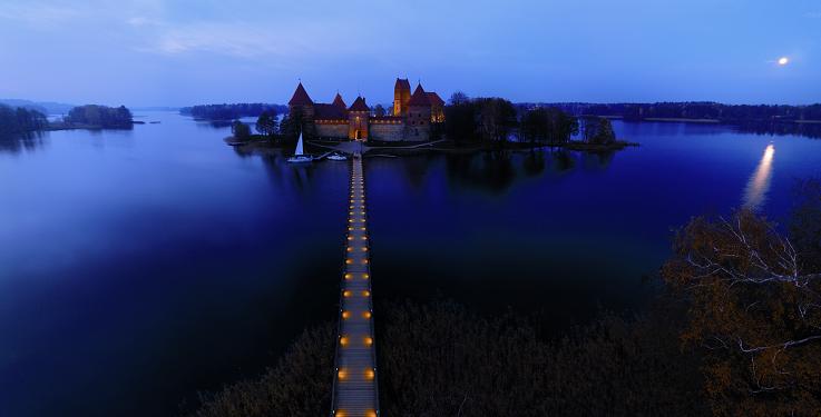 Šią Trakų salos pilį Marius Jovaiša fotografavo naktį ir iš labai netikėto rakurso