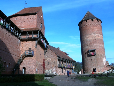 Turaidos pilis (Latvija). Čia XIII a. pastatų sienos statytos naudojant baltiškąjį (vendinį) plytų perrišos būdą