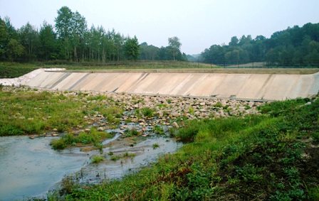 Štai kaip atrodo daugumos mažųjų hidroelektrinių (patvankos aukštis 4–6 m), kurios „nedaro“ neigiamo poveikio aplinkai, antroji, nefasadinė pusė. Valtūnų užtvanka ant Siesarties