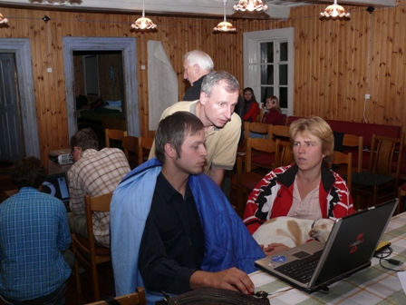 Teorinės fizikos ir astronomijos instituto atstovai Jelena Tamulienė ir Valentas Daniūnas (stovi) rengiasi pranešimams
