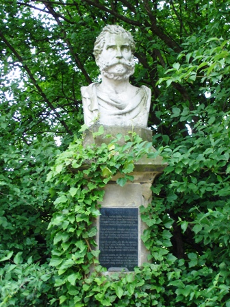 Memorialinis paminklas Juozapui Varševičiui Jogailaičių universiteto botanikos sode 