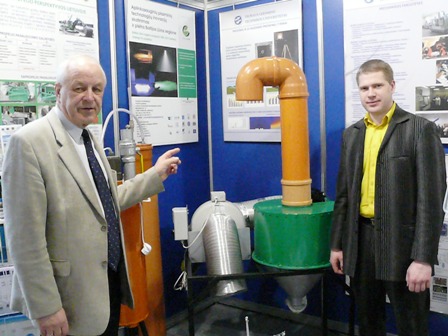 Profesorius Pranas Baltrėnas ir docentas Alvydas Zagorskis parodoje „Balttechnika 2010“ pristato VGTU Aplinkos apsaugos katedroje sukurtas technologijas