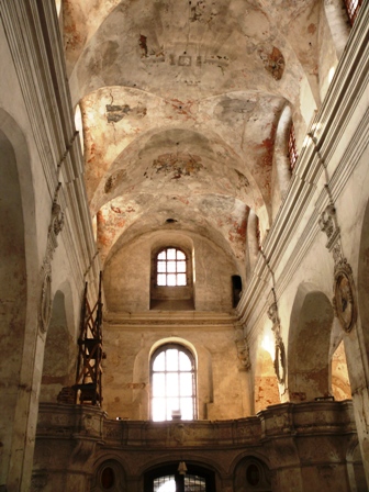 Pranciškonų bažnyčios vidus – tai didinga bazilika su freskų pėdsakais skliautuose