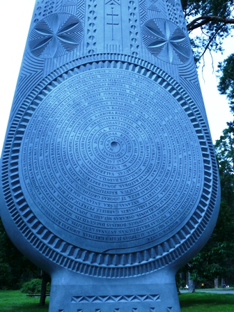 Šimtas iškiliausių Lietuvos žmonių vardų įprasminti skulptoriaus Tado Gutausko paminkle „Vienybės medis“
