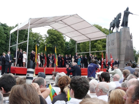 Valdovų rūmų atidarymo ceremonijoje dalyvavo Danijos, Norvegijos ir Švedijos karaliai, Islandijos, Latvijos, Lenkijos, Ukrainos, Gruzijos ir Suomijos prezidentai, popiežiaus Benedikto XVI legatas, Estijos ministras pirmininkas ir kiti aukšti užsienio šalių pareigūnai
