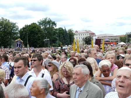 Lietuvos vardo tūkstantmečios minėjimo dalyviai Katedros aikštėje atidarant Valdovų rūmus