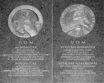 Karaliaus Mindaugo ir Vytauto Didžiojo memorialinės lentos Vilniaus Arkikatedroje bazilikoje (skulptorius Vytautas Kašuba)