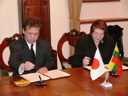 Paramos sutartį pasirašo Japonijos ambasados Lietuvoje laikinasis reikalų patikėtinis p. Yasuji Odoko ir Lietuvos nacionalinio muziejaus direktorė p. Birutė Kulnytė