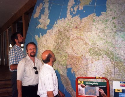 R. Girkus (kairėje) ir T. Duksa (centre) 1997 m. leidyklos „Jana Seta“ žemėlapių parduotuvėje Rygoje