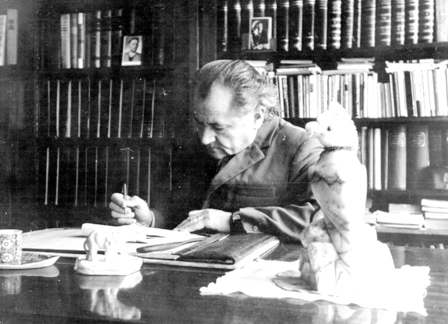 Prof. Vladas Žukas bibliografuoja Vinco Mykolaičio-Putino asmeninės bibliotekos knygas rašytojo kabinete 