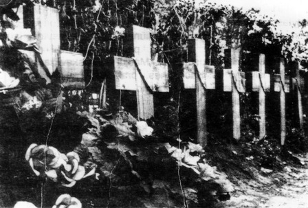Sukilimo dalyvių antkapiniai kryžiai Kauno senosiose kapinėse (1942 m. pavasaris)