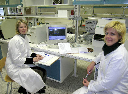 Kapiliarinės elektroforezės laboratorijoje magistrantės Reda Vaičiutė ir Gidarė Lisauskaitė atlieka tyrimo darbą