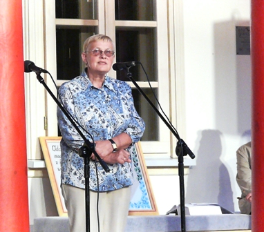 Literatūrologė prof. Viktorija Daujotytė kalba Krasnagrūdos dvarelyje per Česlavo Milošo septintųjų mirties metinių minėjimą