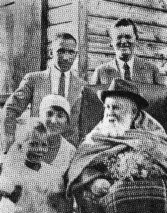 J. Jablonskis su kalbininku Pranu Skardžiumi (viršuje iš kairės) ir profesoriumi Jonu Vabalu-Gudaičiu. Sėdi – B. Vabalienė-Gudaitienė su sūneliu