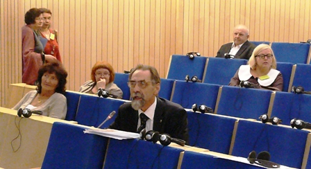 Kartu su kitais konferencijos dalyviais prof. N. Kazanskis klausosi pranešimų, skirtų Vladimiro Toporovo atminimui