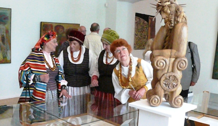 Vilniaus žemaičių kultūros draugijos narės su pirmininke Dalia Dirgėliene (dešinėje) Žemaičių dailės muziejuje apžiūri I. Končiaus 125-osioms gimimo metinėms skirtą parodą
