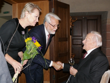 Vilniaus universiteto prof. Vygintas Pšibilskis su žmona sveikina prof. Joną Kubilių su 90-mečiu
