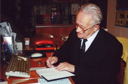 Prof. Jonas Kubilius prie darbo stalo